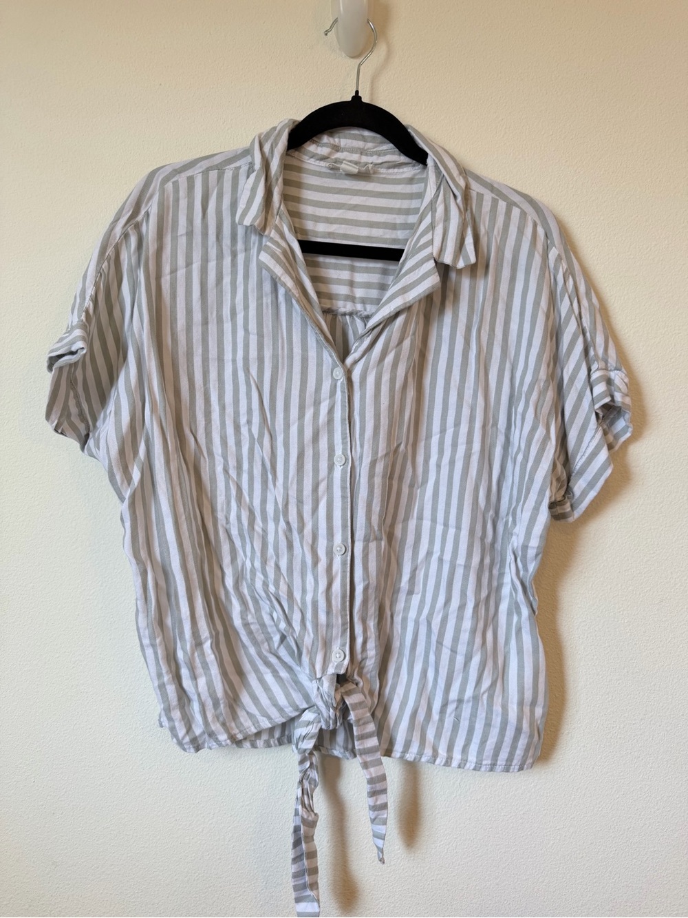 beachlunchlounge Striped Button-Front Tie Hem Top in White and Light green